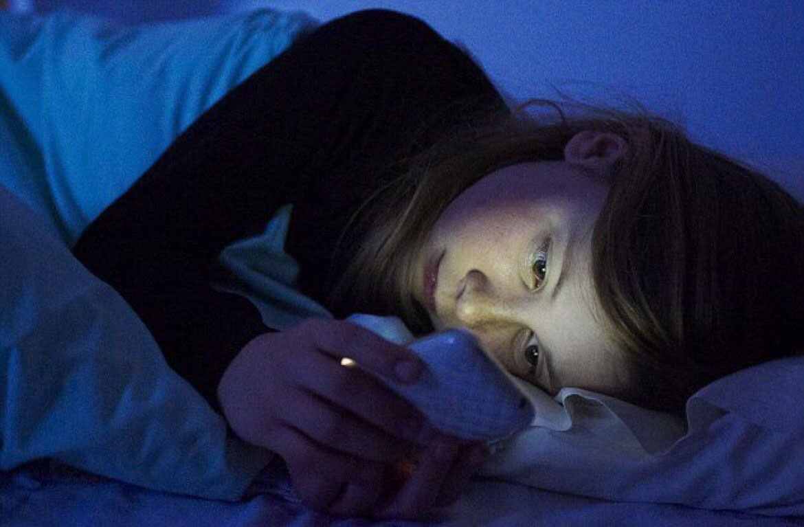 The Light From Your Smartphone Could Be Causing You Serious Health Problems